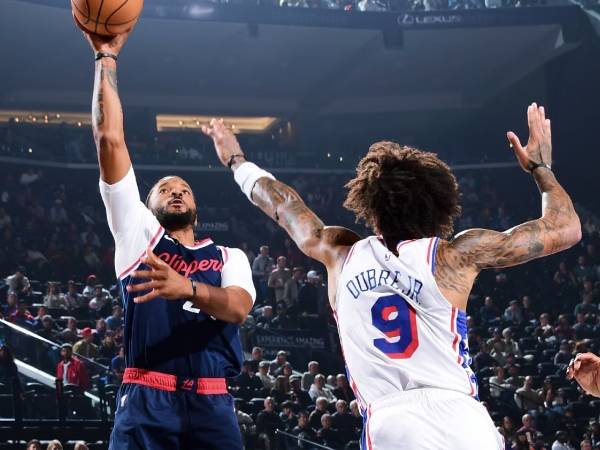 Norman Powell (kiri) mencetak 26 poin saat Los Angeles Clippers menang 110-98 atas Philadelphia 76ers pada Rabu (6/11) di Inglewood, Calif. (Foto: AP)