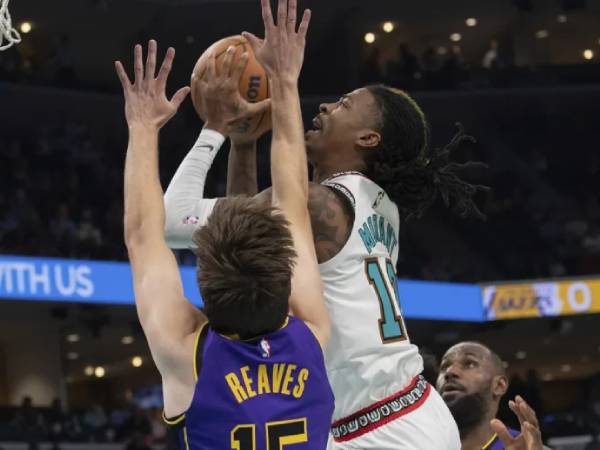 Ja Morant (kanan) mencetak 20 poin saat Memphis Grizzlies menang 131-114 pada Rabu (6/11) atas tim tamu Los Angeles Lakers. (Foto: AP)