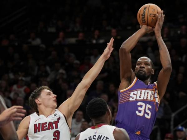 Kevin Durant (kanan) membukukan 32 poin saat Phoenix Suns menang 115-112 atas tim tamu Miami Heat pada Rabu (6/11) malam. (Foto: AP)