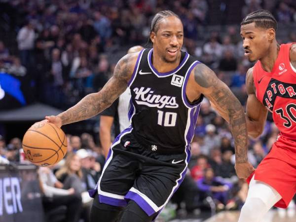 DeMar DeRozan mencetak 27 poin (kiri) saat Sacramento Kings meraih kemenangan 122-107 atas Toronto Raptors pada hari Rabu (6/11). (Foto: AP)