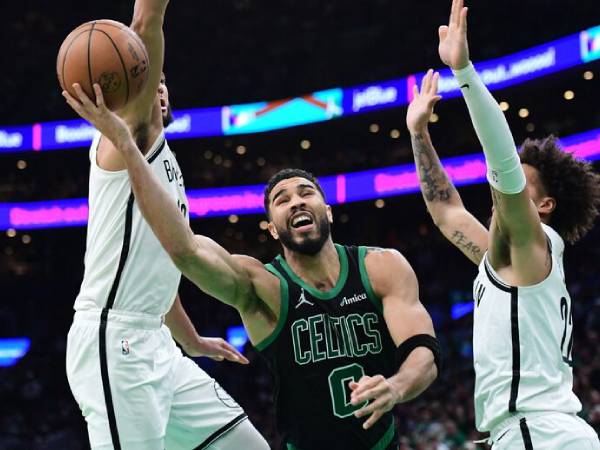 Jayson Tatum (tengah) mengoleksi 33 poin saat Boston Celtics menang 108-104 melalui perpanjangan waktu atas Brooklyn Nets pada hari Jumat (8/11). (Foto: AP)