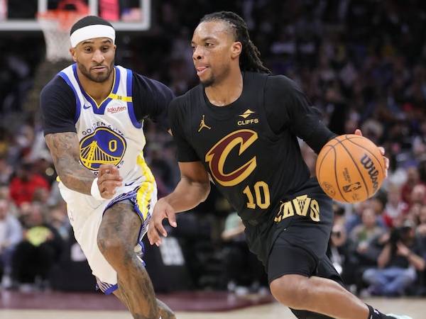 Darius Garland (kanan) mencetak 27 poin saat Cleveland Cavaliers menghancurkan Golden State Warriors 136-117 pada Jumat (8/11) malam. (Foto: AP)