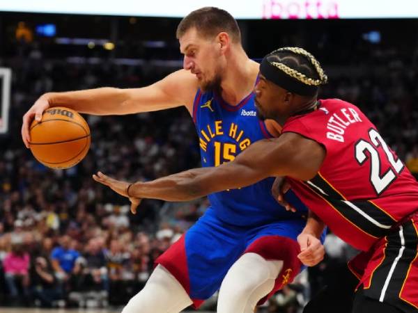 Nikola Jokic (kiri) membukukan triple-double kelimanya musim ini saat Denver Nuggets mengalahkan Miami Heat 135-122 pada Jumat (8/11) malam. (Foto: AP)