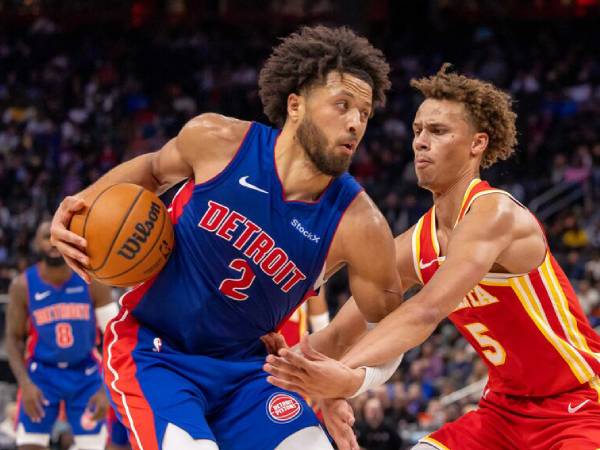 Cade Cunningham (kiri) mencatat triple-double saat Detroit Pistons meraih kemenangan 122-121 atas Atlanta Hawks pada Jumat (8/11) malam. (Foto: AP)