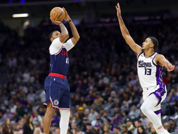 Norman Powell (kiri) mencetak 31 poin saat Los Angeles Clippers menang 107-98 atas Sacramento Kings pada Jumat (8/11) malam. (Foto: AP)