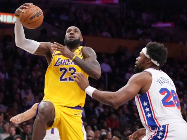 LeBron James (kiri) mencetak triple-double keduanya musim ini saat Los Angeles Lakers meraih kemenangan 116-106 pada hari Jumat (8/11) atas Philadelphia 76ers. (Foto: AP)