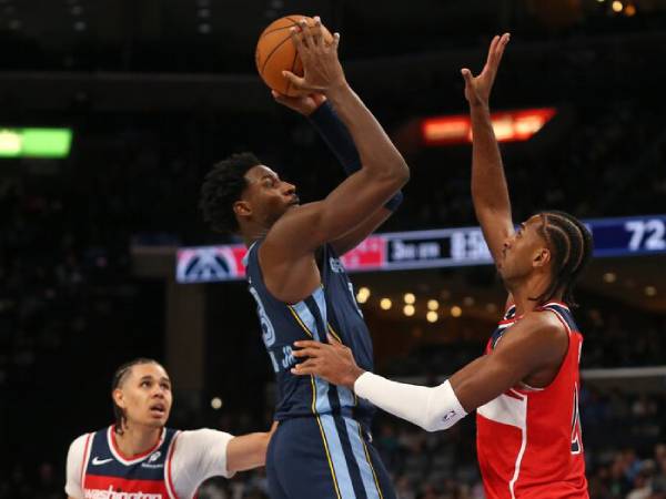 Jaren Jackson Jr (kiri) mencetak 39 poin saat Memphis Grizzlies meraih kemenangan 128-104 pada Jumat (8/11) malam atas Washington Wizards. (Foto: AP)