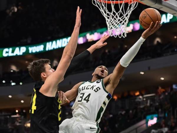 Giannis Antetokounmpo (kanan) mengoleksi 31 poin saat Milwaukee Bucks meraih kemenangan 123-100 atas Utah Jazz pada Kamis (7/11) malam. (Foto: AP)