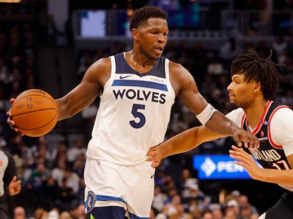 Anthony Edwards (kiri) mencetak 37 poin saat Minnesota Timberwolves menang 127-102 atas Portland Trail Blazers pada Jumat (8/11). (Foto: AP)