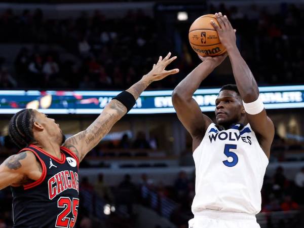 Anthony Edwards (kanan) mencetak 33 poin saat tim tamu Minnesota Timberwolves mengalahkan Chicago Bulls 135-119 pada hari Kamis (7/11). (Foto: AP)