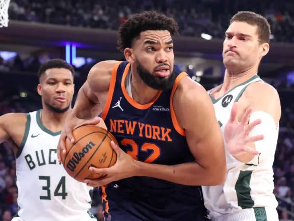 Karl-Anthony Towns (tengah) mengoleksi 32 poin saat New York Knicks mengalahkan Milwaukee Bucks 116-94 pada hari Jumat (8/11). (Foto: AP)