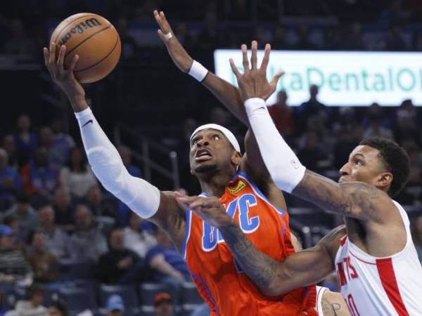 Shai Gilgeous-Alexander (kiri) mencetak 29 poin saat Oklahoma City Thunder meraih kemenangan 126-107 atas tim tamu Houston Rockets pada hari Jumat (8/11). (Foto: AP)