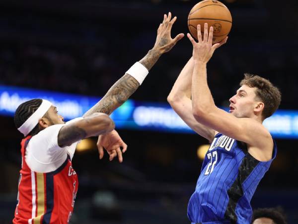 Franz Wagner (kanan) mencetak 27 poin saat Orlando Magic mengalahkan New Orleans Pelicans 115-88 pada Jumat (8/11) malam. (Foto: AP)