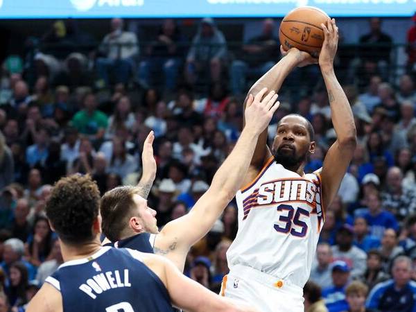 Kevin Durant (kanan) mencetak 26 poin saat Phoenix Suns mengalahkan tuan rumah Dallas Mavericks 114-113 pada Jumat (8/11). (Foto: AP)