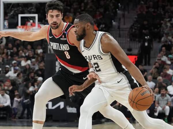 Malaki Branham (kanan) mencetak 17 poin saat San Antonio Spurs mengalahkan tim tamu Portland Trail Blazers 118-105 pada hari Kamis (7/11). (Foto: AP)