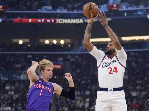 Norman Powell (kanan) mencetak 24 poin saat Los Angeles Clippers mengalahkan Toronto Raptors 105-103 pada hari Sabtu (9/11). (Foto: AP)