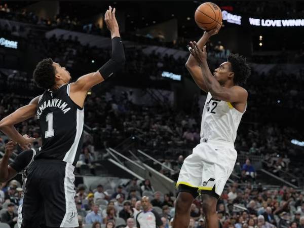 Collin Sexton (kanan) mencetak 23 poin saat Utah Jazz mengalahkan San Antonio Spurs 111-110 pada hari Sabtu (9/11). (Foto: AP)