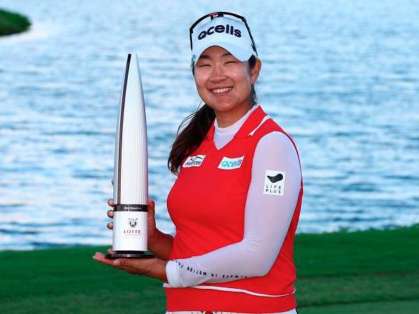 A Lim Kim berpose dengan trofi Lotte Championship. (Foto: Golf Digest)