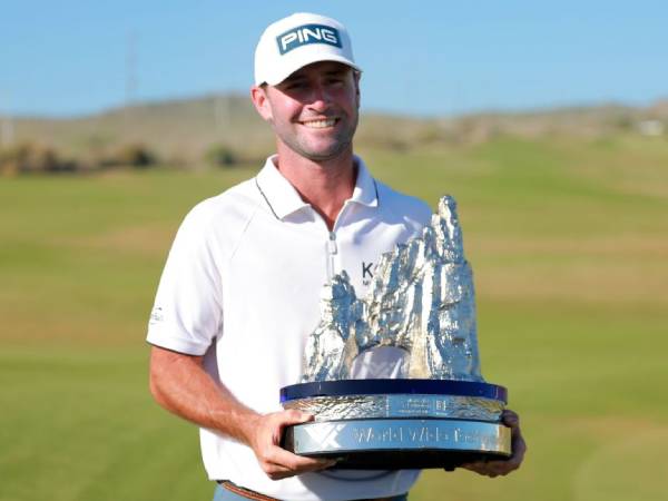 Austin Eckroat berpose dengan trofi World Wide Technology Championship. (Foto: Golf Digest)