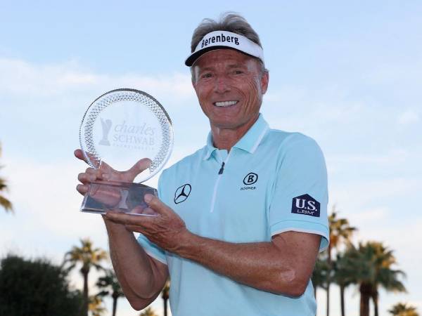 Bernhard Langer berpose dengan trofi Charles Schwab Cup Championship. (Foto: Golf Digest)