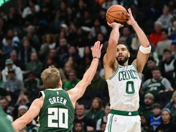 Jayson Tatum (kanan) mencetak 31 poin saat Boston Celtics mengalahkan Milwaukee Bucks 113-107 pada hari Minggu (10/11). (Foto: AP)