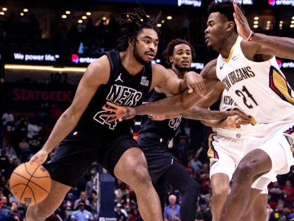 Cam Thomas (kiri) mencetak 17 poin saat Brooklyn Nets mengalahkan New Orleans Pelicans 107-105 pada Senin (11/11) malam. (Foto: AP)