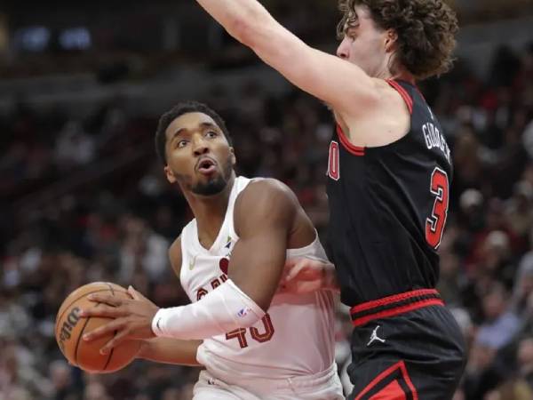 Donovan Mitchell (kiri) mencetak 36 poin saat Cleveland Cavaliers menang 119-113 melawan Chicago Bulls pada hari Senin (11/11). (Foto: AP)