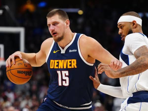 Nikola Jokic kembali mencatat triple double saat Denver Nuggets menang 122-120 atas Dallas Mavericks pada hari Minggu (10/11) malam. (Foto: AP)