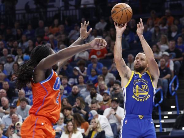 Stephen Curry (kanan) mencetak 36 poin saat Golden State Warriors mengalahkan Thunder 127-116 pada hari Minggu (10/11) di Oklahoma City. (Foto: AP)