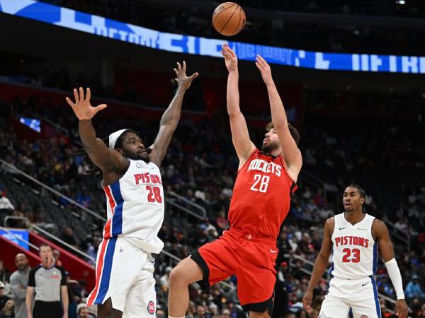 Alperen Sengun (tengah) mencetak 27 poin saat Houston Rockets mengalahkan Detroit Pistons, 101-99 pada hari Minggu (10/11). (Foto: AP)