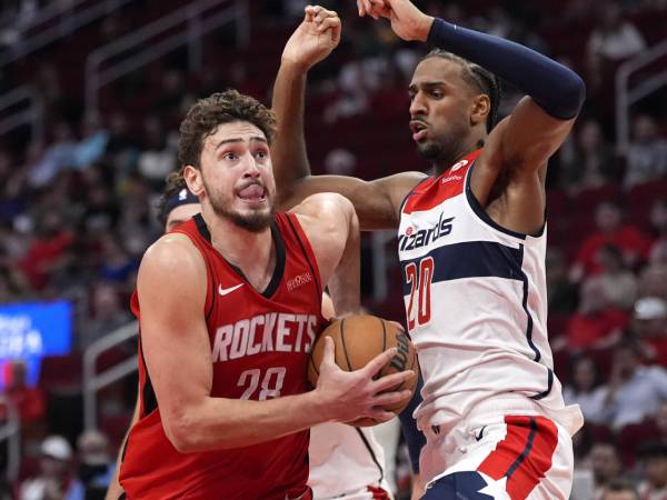 Alperen Sengun (kiri) mencetak 27 poin saat Houston Rockets mengalahkan Washington Wizards 107-92 pada hari Senin (11/11). (Foto: AP)