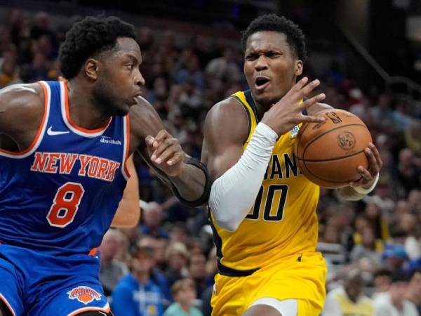 Bennedict Mathurin (kanan) mencetak 38 poin saat Indiana Pacers menang 132-121 atas New York Knicks pada hari Minggu (10/11). (Foto: AP)