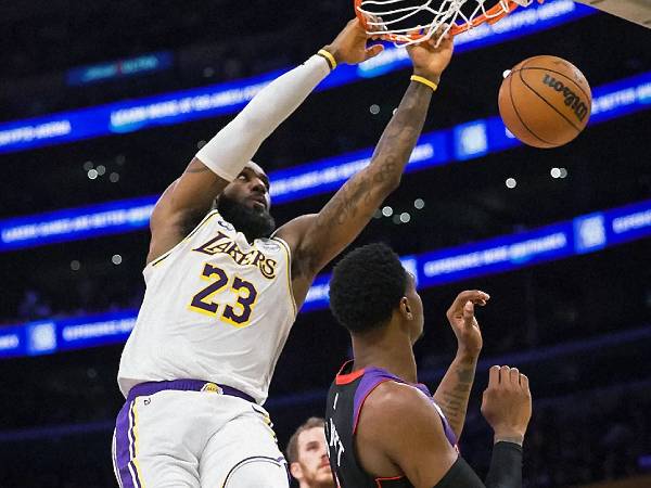 LeBron James (kiri) membukukan triple-double kedua beruntun saat Los Angeles Lakers menang 123-103 atas Toronto Raptors pada hari Minggu (10/11). (Foto: AP)