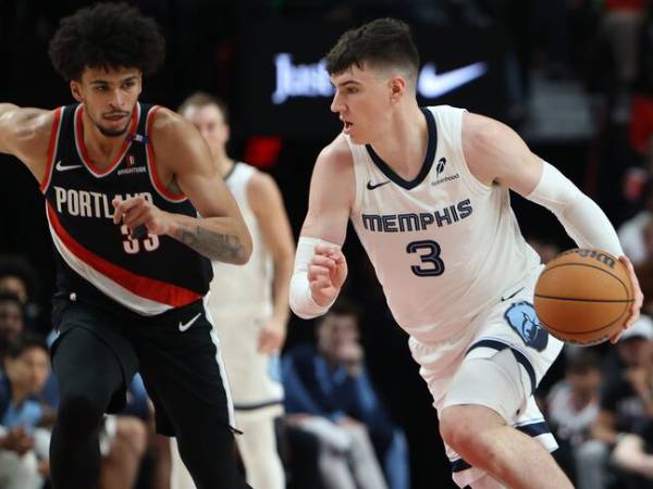 Jake LaRavia (kanan) mencetak 18 poin saat Memphis Grizzlies menang telak 134-89 atas Portland Trail Blazers pada Minggu (10/11) malam. (Foto: AP)