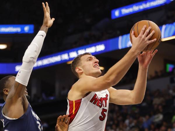 Nikola Jovic (kanan) mencetak 15 poin saat Miami Heat meraih kemenangan 95-94 atas Minnesota Timberwolves pada Minggu (10/11) malam. (Foto: AP)