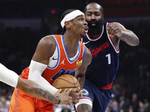 Shai Gilgeous-Alexander (kiri) mencetak 45 poin saat Oklahoma City Thunder menang 134-128 atas Los Angeles Clippers pada Senin (11/11) malam. (Foto: AP)