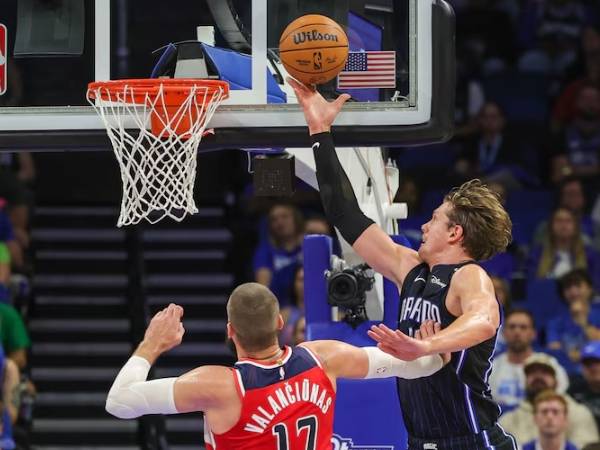 Moritz Wagner (kanan) mencetak 16 poin saat tuan rumah Orlando Magic mengalahkan Washington Wizards 121-94 pada Minggu (10/11) malam. (Foto: AP)