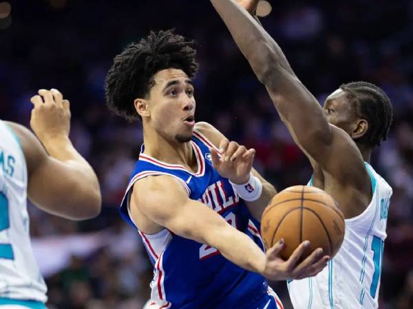 Jared McCain (kiri) mencetak 27 poin saat Philadelphia 76ers menang 107-105 atas Charlotte Hornets melalui babak overtime pada Minggu (10/11) malam. (Foto: AP)