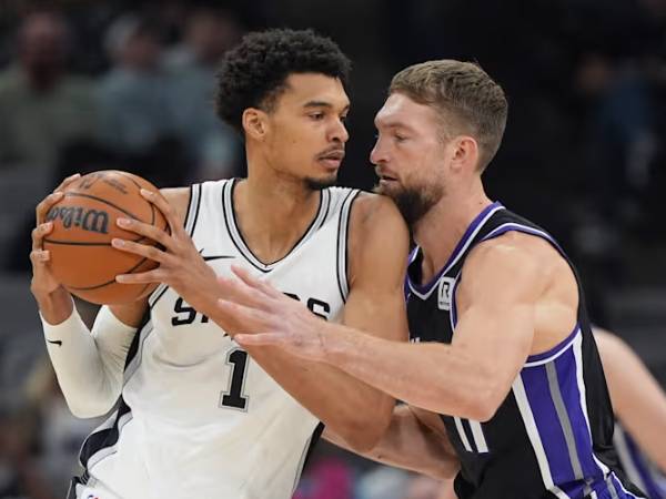 Victor Wembanyama mencetak 34 poin (kiri) saat San Antonio Spurs menang 116-96 pada Senin (11/11) malam atas tim tamu Sacramento Kings. (Foto: AP)