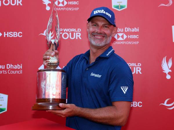 Paul Waring berpose dengan trofi HSBC Abu Dhabi Championship. (Foto: Golf Digest)