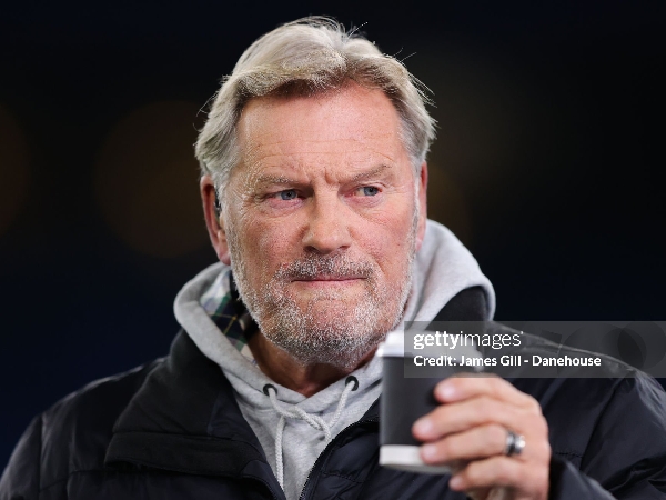 Glenn Hoddle menyaksikan bangku cadangan Chelsea secara langsung