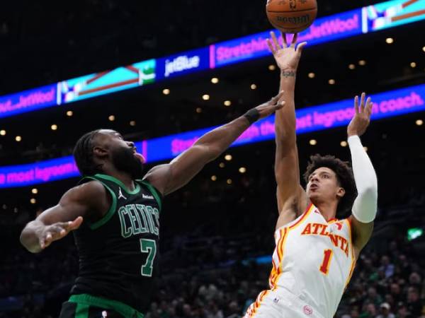 Jalen Johnson (kanan) mencetak 18 poin, 13 rebound, 10 assist saat Atlanta Hawks menang 117-116 atas Boston Celtics pada hari Selasa (12/11) di Piala NBA. (Foto: AP)