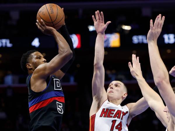 Malik Beasley (kiri) mencetak 21 poin saat Detroit Pistons menang 123-121 atas Miami Heat melalui overtime pada Selasa (12/11) malam. (Foto: AP)