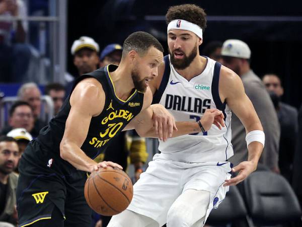 Stephen Curry (kiri) mencetal 37 poin saat Golden State Warriors menang 120-117 atas tim tamu Dallas Mavericks dalam laga pembuka Piala NBA, Selasa (12/11) malam. (Foto: AP)