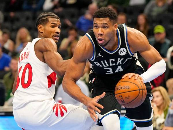 Giannis Antetokounmpo (kanan) mencetak 23 poin saat Milwaukee Bucks mengalahkan Raptors dengan skor 99-85 pada Selasa (12/11) malam di Piala NBA. (Foto: AP)