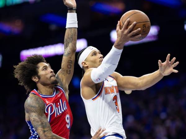 Josh Hart (kanan) mencatatkan triple-double saat New York Knicks menang 111-99 atas tuan rumah Philadelphia 76ers pada Selasa (12/11). (Foto: AP)