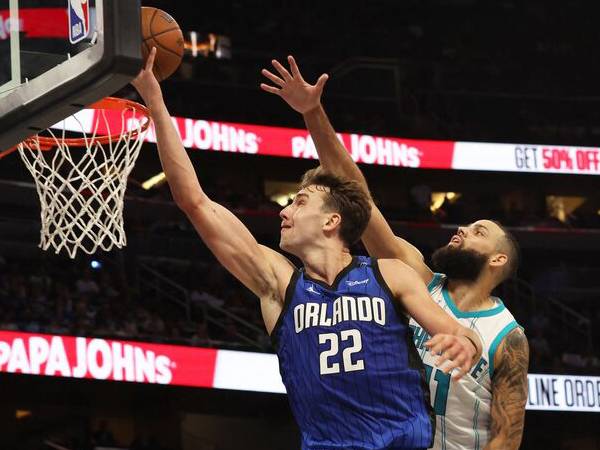 Franz Wagner (kiri) mencetak 32 poin saat Orlando Magic membenamkan Charlotte Hornets 114-89 pada hari Selasa (12/11) malam di Piala NBA. (Foto: NBA)