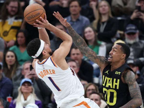 Devin Booker (kiri) mencetak 31 saat Phoenix Suns menang 120-112 atas tuan rumah Utah Jazz pada hari Selasa (12/11) di Piala NBA.