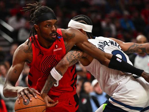 Jerami Grant (kiri) mencetak 21 poin saat Portland Trail Blazers mengalahkan Minnesota Timberwolves 122-108 di Piala NBA pada Selasa (12/11) malam. (Foto: AP)