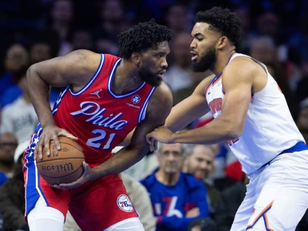 Center Sixers Joel Embiid (kiri) menghadapi center Knicks Karl Anthony-Towns pada Selasa (12/11). (Foto: AP)